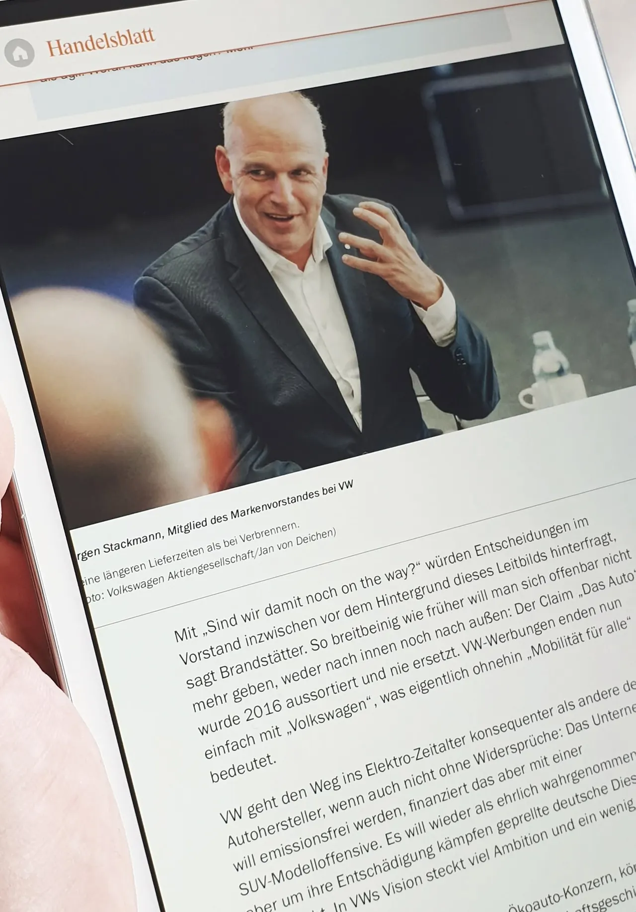 Handelsblatt-Artikel auf dem Tablet mit einem Porträt eines Volkswagen-Managers von Jan v. Deichen