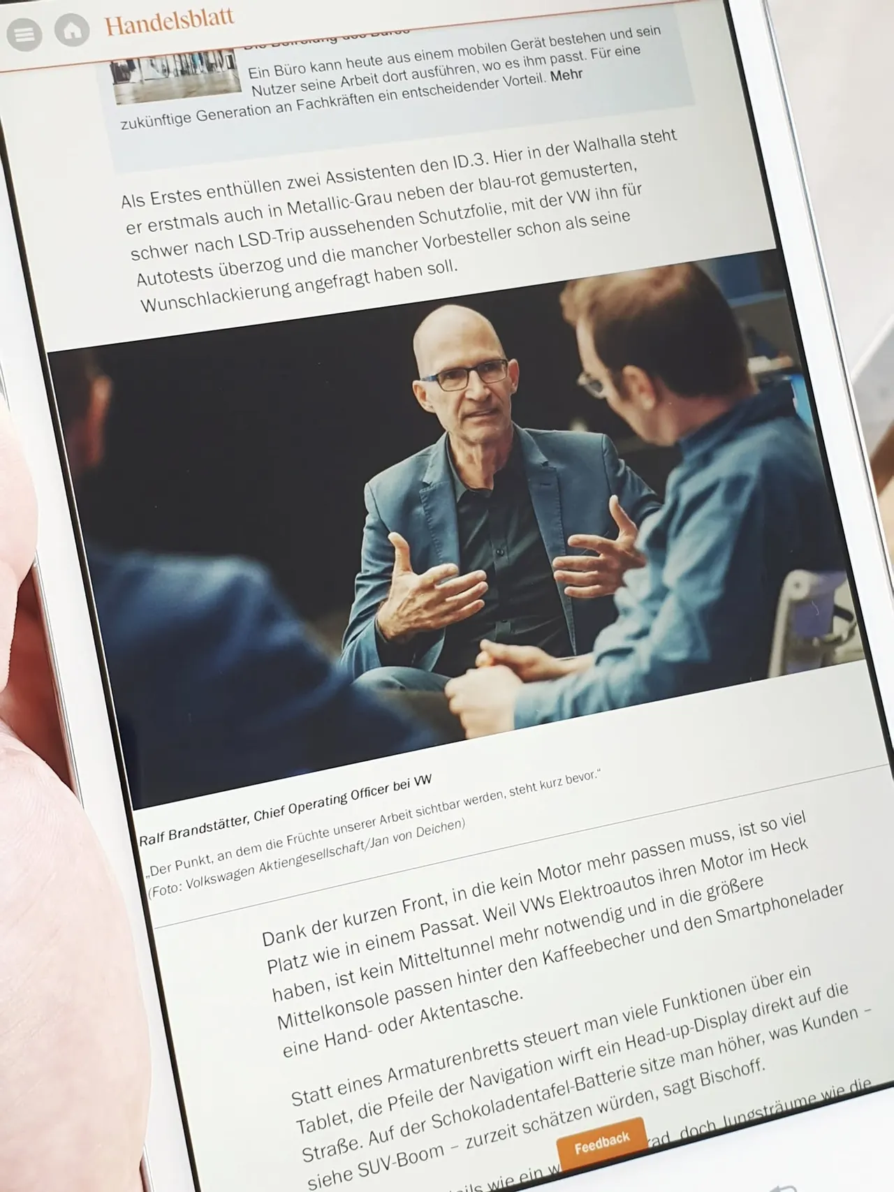Handelsblatt-Artikel auf dem Tablet mit Gesprächsfoto von Jan v. Deichen