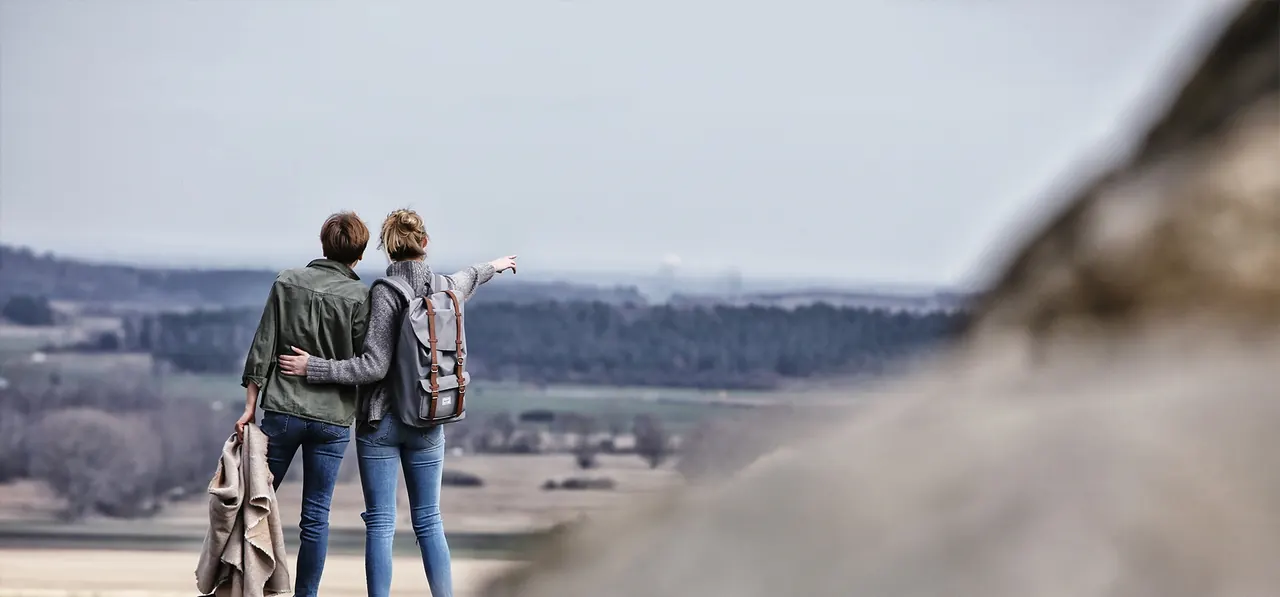 Paar steht auf einem Felsen und blickt in die Landschaft, Volkswagen-Kampagne