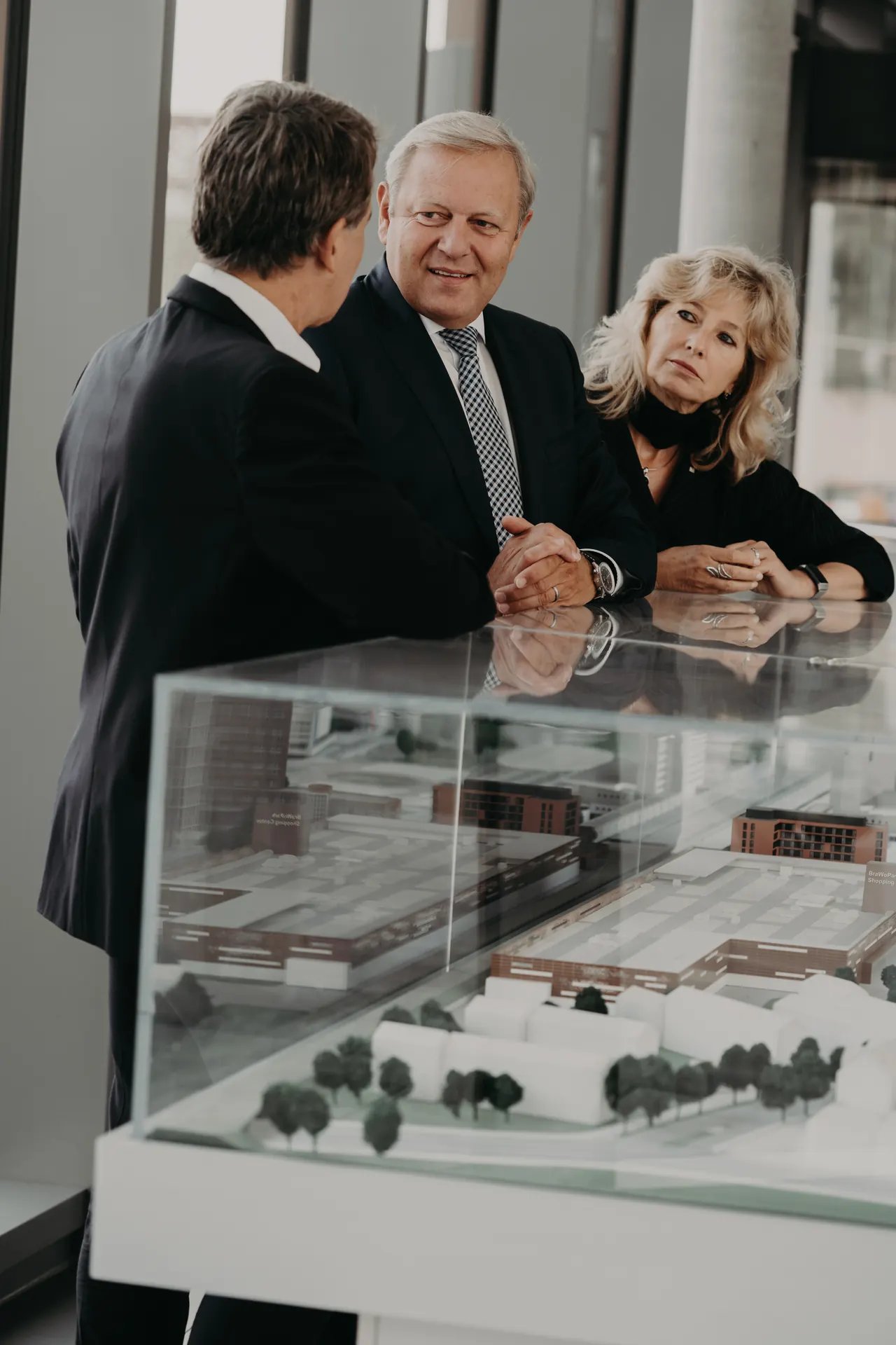 Gespräch an einem Architekturmodell, Reportage für die Volksbank BraWo