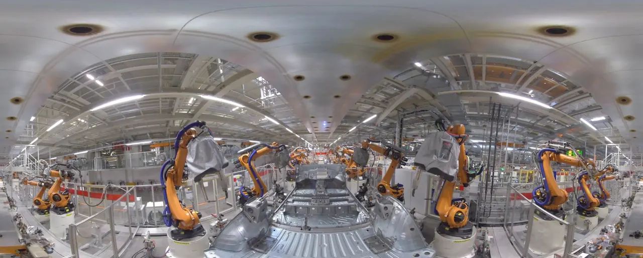 Business-Fotografie: 360-Grad-Aufnahme aus der Volkswagen-Produktion mit orangefarbenen Schweißrobotern
