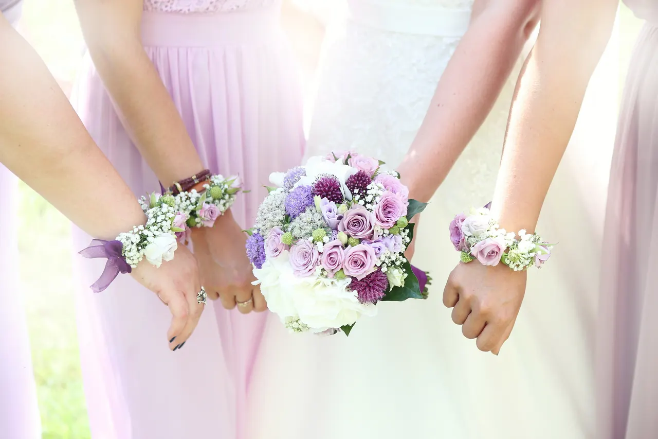 Brautjungfern mit Blumenarmbändern und Brautstrauß