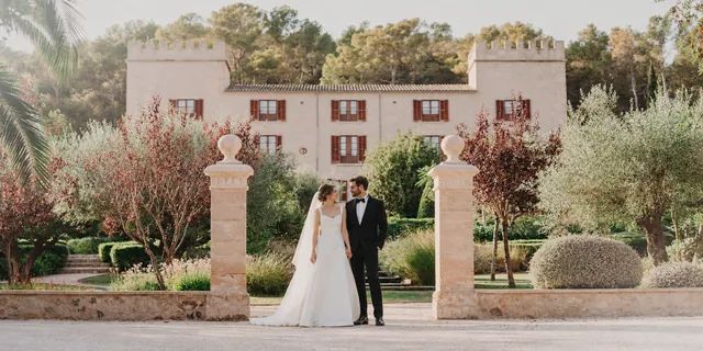 Hochzeit auf einer Finca auf Mallorca, Personen mit KI bearbeitet
