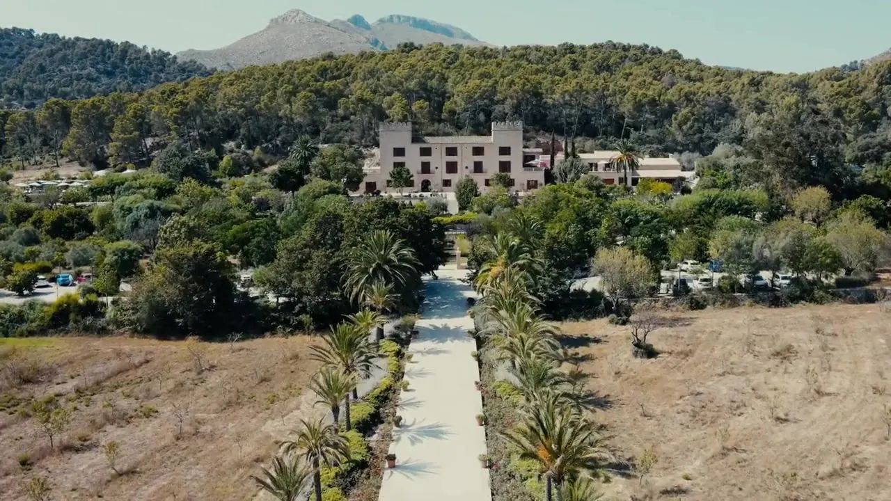 Drohnenflug über eine Finca auf Mallorca mit Bergen im Hintergrund