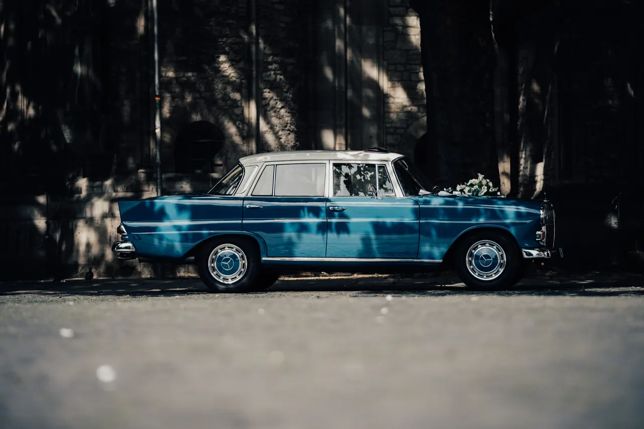 Blauer Oldtimer als Hochzeitsauto