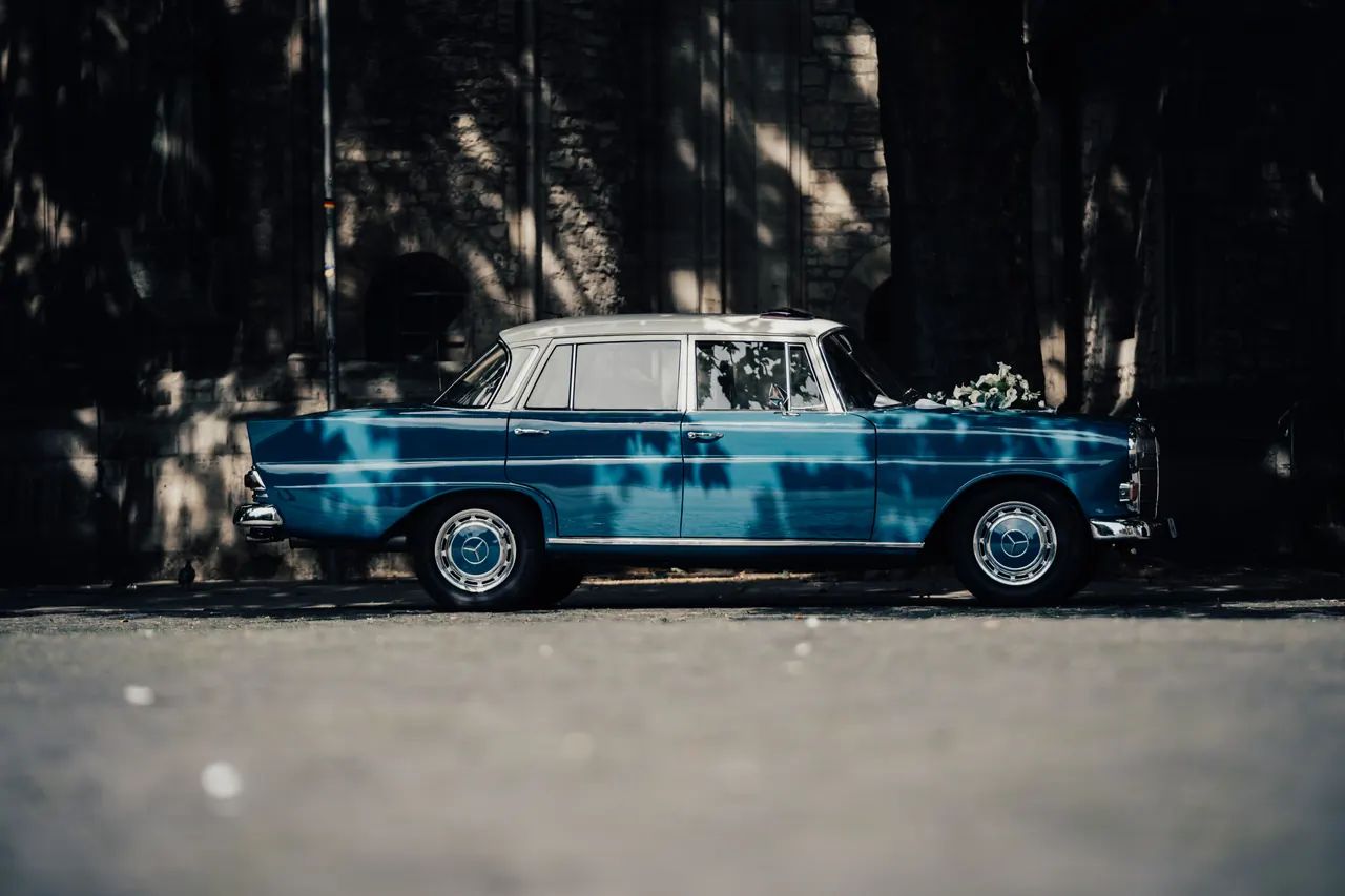 Blauer Oldtimer als Hochzeitsauto
